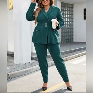 Collar belted blazer and pants. Size 3X but fits like 18/20. Hunter green.